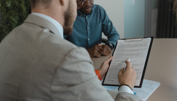 Você queria tanto um determinado emprego, mas a contratação infelizmente não aconteceu. Talvez o erro esteja no seu currículo. Esse documento desempenha um papel quase tão importante quanto a sua apresentação pessoal no dia da entrevista presencial, por exemplo. Continue a leitura e saiba quais erros devem ser corrigidos o mais breve possível.