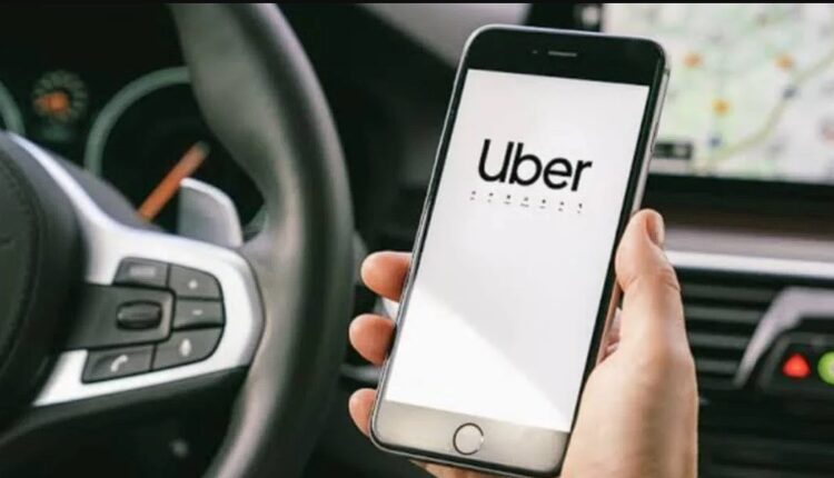 Divulgada recentemente, um decisão Judicial condenou a empresa de motoristas por aplicativo Uber a pagar indenização de valor estratosférico por sonegação de direitos e determinou que os profissionais da plataforma obtenham contratação formal de trabalho. Continue a leitura e entenda mais detalhes sobre a decisão contra a empresa.
