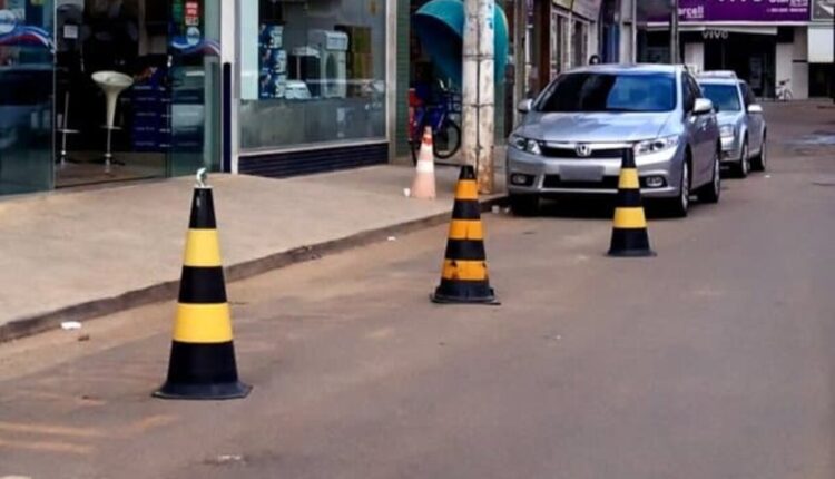 Principalmente em grandes cidades ao redor do país, é comum se ver comportamentos, por parte dos motoristas, que deixam claro quem entende e quem simplesmente ignora a legislação de trânsito brasileira. Guardar vaga em uma rua, por exemplo, é um caso típico para ser discutido. Com isso, saiba, logo abaixo, o que diz a lei e um especialista da área sobre este tipo de prática.