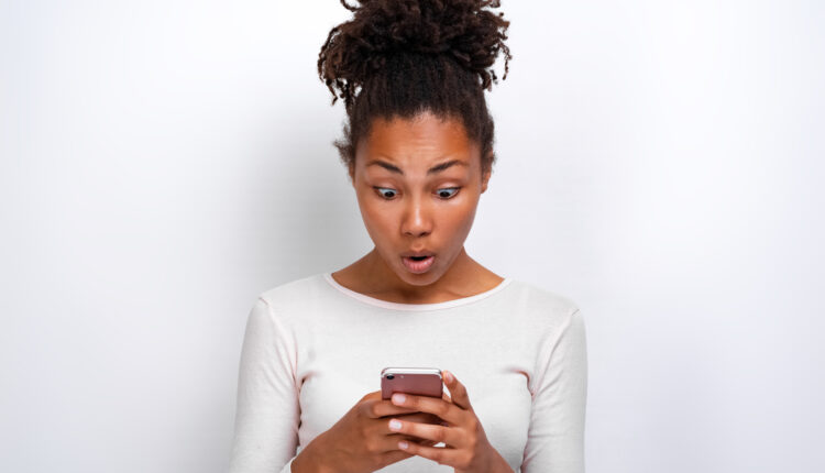 Uma coisa é inegável. O ano de 2023 foi marcado por muitas atualizações do WhatsApp, aplicativo de mensagens da Meta mais baixado do mundo. Agora, você já imaginou como seria incrível ter a tela do WhatsApp quase totalmente transparente? Não é apenas uma ideia maluca, mas uma realidade que pode melhorar muito a forma como usamos nossos smartphones. Continue a leitura, a seguir, e saiba mais sobre como mudar a aparência do aplicativo.