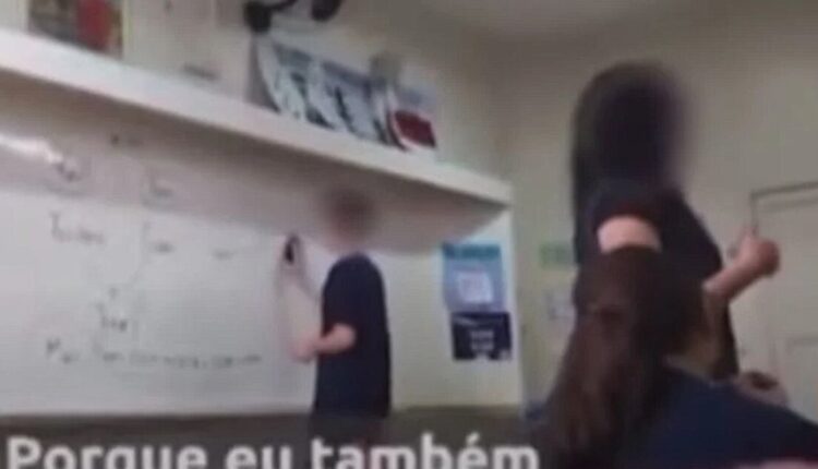 Em um vídeo que viralizou, recentemente, uma professora de português de uma escola no interior de Santa Catarina aparece ensinando linguagem neutra para os alunos. O caso gerou polêmica após divulgação nas redes sociais, e a diretoria do Colégio Salvatoriano Imaculada Conceição, em Videira, tomou sérias medidas contra a polêmica atitude da educadora. Saiba mais detalhes, a seguir.