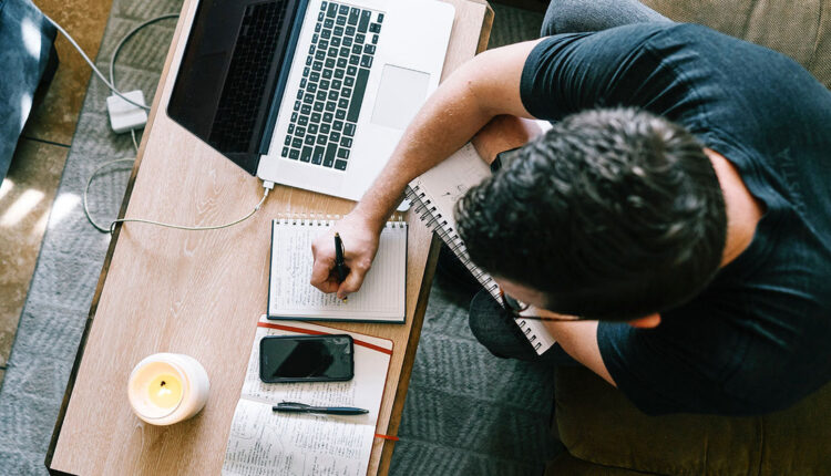 Precisa faltar no trabalho? Veja quais são os motivos que não descontam