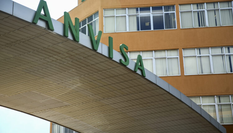 URGENTE! Anvisa SUSPENDE venda de bebida famosa; pode conter VIDRO