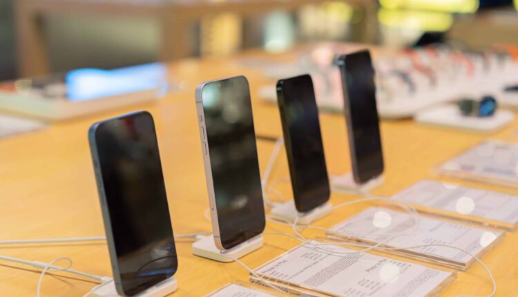 Com a era digital cada vez mais predominante em nossa rotina, é difícil imaginar uma realidade sem os smartphones que seguem evoluindo com inúmeras funcionalidades que simplificam as tarefas do dia a dia. No entanto, comprar um celular pode ser considerado um investimento se levarmos em conta os altos valores praticados no Brasil atualmente. Mas quais as formas mais acessíveis de se pagar por um aparelho deste 'patamar'? Algumas lojas oferecem a oportunidade de se parcelar seu smartphone no boleto. Siga a leitura e saiba mais detalhes.