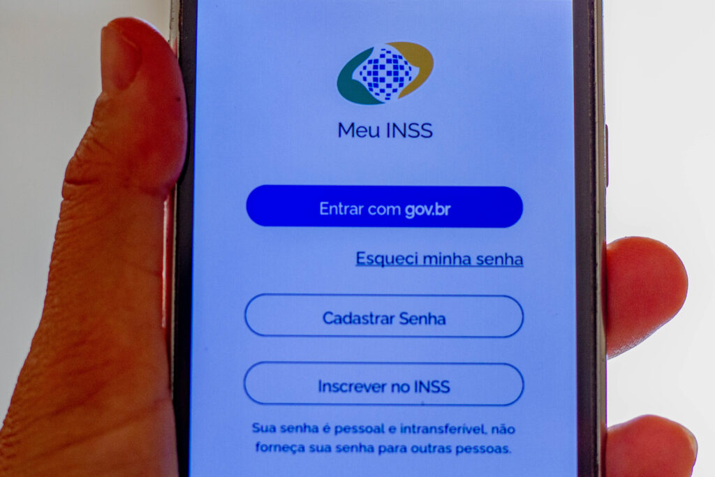 Celular pode agilizar liberação do benefício do INSS. Entenda