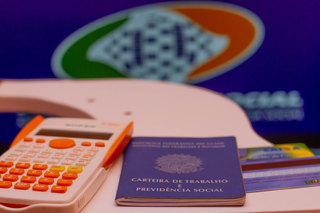 O sistema da Previdência do Brasil é conhecido por sua complexidade e burocracias em excesso no momento de conceder benefícios referentes à aposentadoria, que realmente atendam às necessidades dos segurados. No entanto, se auxiliado por profissionais que compreendem com clareza a legislação previdenciária, o futuro segurado poderá sair de uma situação de certeza para uma posição de segurança financeira. Entenda mais detalhes, a seguir.