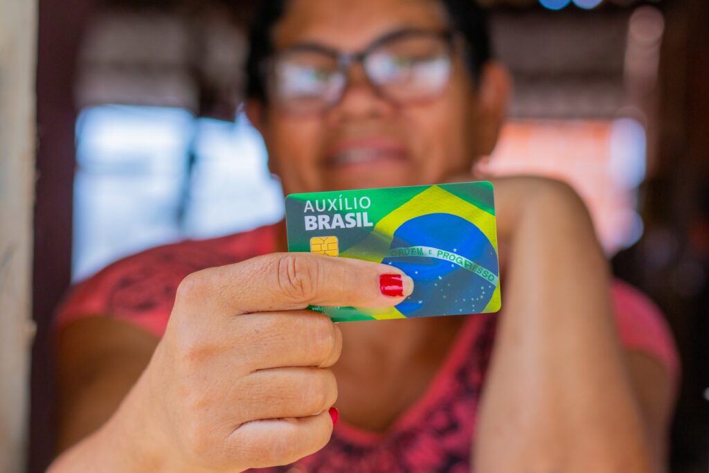 Em decisão judicial proferida em primeira instância, no mês passado, milhares de brasileiros que faziam parte do programa Auxílio Brasil, em 2022, e que tiveram seus dados vazados devem receber indenizações de até R$ 15 mil. Continue lendo, logo abaixo, para saber como realizar a consulta e descobrir se você também tem direito ao valor.