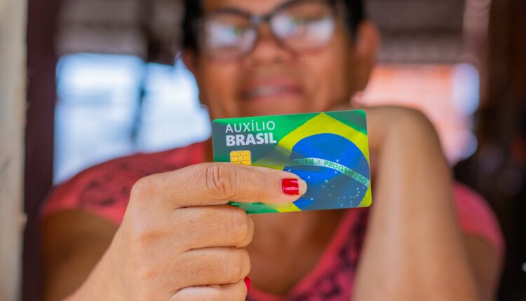 Auxílio Brasil: confira se seus dados vazaram para receber indenização de 15 MIL