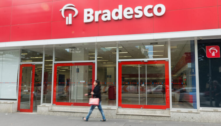 Em decisão judicial recente, o banco Bradesco foi condenado a pagar R$ 7 mil por conta de conduta inadequada na prestação de determinado serviço, o qual a justiça classificou como falta de transparência no serviços prestados pela instituição financeira aos seus clientes. Entenda o que o banco fez para receber essa sentença, logo abaixo.