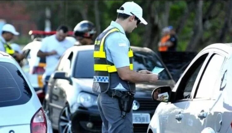 Baseado pelo Código de Trânsito Brasileiro (CTB) as infrações de trânsito, também conhecidas como multa, podem afetar condutores de carros, motocicletas, ônibus e caminhões. Levando-se em consideração a gravidade da infração, a multa consequentemente sobe de valor, como é o caso de uma penalidade que pode não apenas suspender a Carteira Nacional de Habilitação (CNH), como gerar uma pendência de quase R$ 3 mil. Entenda mais detalhes, logo abaixo.