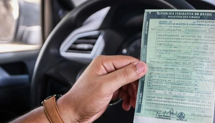 Se você alguma vez já atrasou alguma conta, saiba que é perfeitamente normal que isso ocorra com qualquer um. No entanto, quando falamos sobre o Imposto sobre a Propriedade de Veículos Automotores (IPVA) o cenário é impressionante. No ano passado, 64,8 milhões de brasileiros não pagaram o tributo. Mas quais as consequências para o atraso no pagamento? Siga a leitura abaixo e entenda mais detalhes.