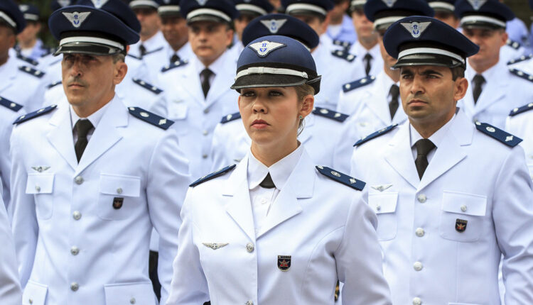 A Força Aérea Brasileira desempenha um papel fundamental na proteção do espaço aéreo do país e na realização de diversas missões nacionais e internacionais. E se você algum dia já sonhou em ser um desses heróis da pátria, talvez agora seja a chance. Continua a leitura, logo abaixo, e entenda quais os requisitos para concorrer a uma das vagas nas forças armadas, sem processo seletivo.