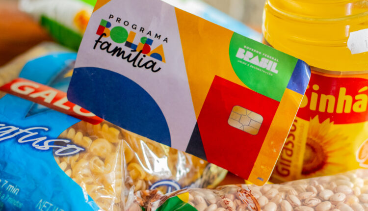 Desde sua retomada, no início deste ano, o programa Bolsa Família segue como peça fundamental do governo federal no combate a fome e desigualdade socioeconômica no país. Neste mês de outubro, o programa de transferência de renda conta com o valor do auxílio ampliado em relação ao mês de setembro. Siga a leitura, logo abaixo, e entenda os motivos por trás desse acréscimo, além de conhecer o calendário de pagamentos do mês, que começa nesta semana.