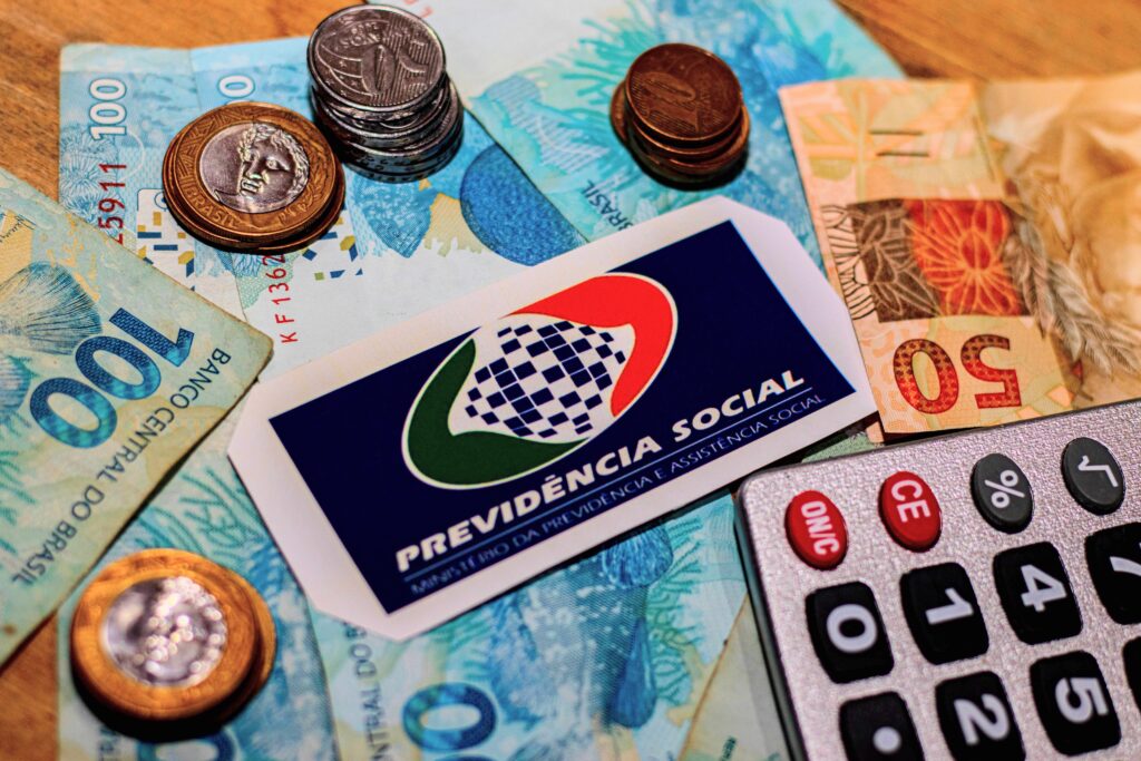 Uma questão costuma ser frequentemente levantada entre segurados ou candidatos a benefícios do Instituto Nacional do Seguro Social (INSS). Afinal, posso receber mais de um auxílio? Será que a aposentadoria e as pensões estão incluídas nessa possibilidade? Saiba o que dizem as regras relacionadas aos benefícios previdenciários, logo abaixo.