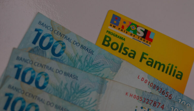 Após anúncio feito no mês passado, a expectativa é que aproximadamente 695 mil pessoas beneficiadas pela programa Bolsa Família recebam, de forma antecipada, o chamado abono natalino, trazendo alívio para milhares de beneficiários. Acompanhe a leitura, logo abaixo, e entenda quem está elegível para receber e como solicitar o benefício social.