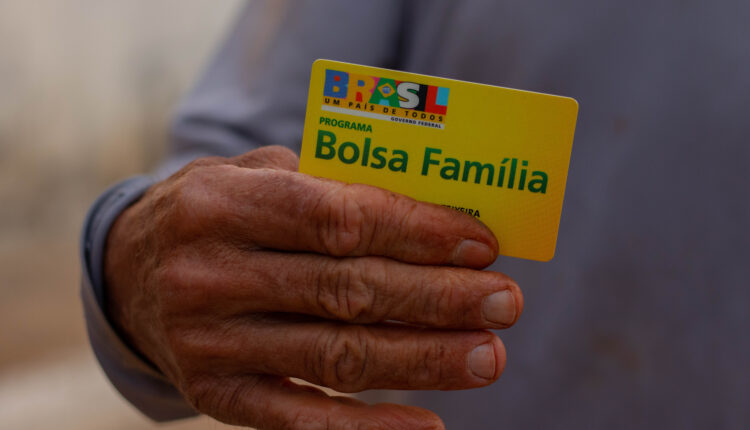 Foi anunciado na última segunda-feira (30), pelo Ministério do Desenvolvimento e Assistência Social, Família e Combate à Fome (MDS) o Disque Social 121, um novo serviço de suporte para beneficiários do Bolsa Família e usuários do Sistema Único de Assistência Social (SUAS). Siga a leitura abaixo e entenda mais detalhes sobre a nova ferramenta para os beneficiários.