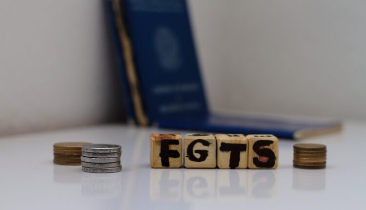 Em 2014, começaram as discussões sobre a atualização dos saldos nas contas dos trabalhadores vinculadas ao Fundo de Garantia do Tempo de Serviço (FGTS), ganhando destaque com a apresentação da Ação Direta de Inconstitucionalidade (ADI 5090) ao Supremo Tribunal Federal. Na próxima semana, o STF retoma a revisão do FGTS e o resultado poderá impactar positivamente a vida de milhares de brasileiros. Siga a leitura abaixo e entenda mais detalhes.