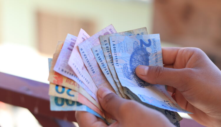 Moradores de 2 cidades do Brasil podem resgatar R$ 6,2 MIL HOJE na Caixa