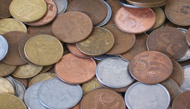Se você possui alguma moeda considerada antiga é bom acompanhar esta matéria com mais atenção, pois o fascínio pelas moedas raríssimas do Brasil continua a atrair o interesse de colecionadores e investidores atentos a essas oportunidades no mercado numismático, onde, a depender da particularidade da redondinha de metal, seu valor pode ultrapassar os R$ 30 mil. Siga a leitura e saiba mais.