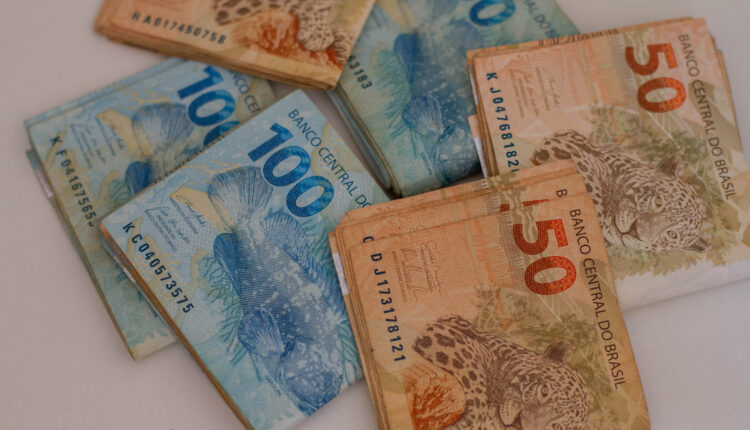 Em anúncio divulgado no mês passado, o Banco Central informou que quase R$ 7,3 bilhões estão disponíveis para resgate no Sistema de Valores a Receber (SVR), com dados relativos a julho. Do valor anunciado, mais de 80% será direcionado a quase 28 milhões de brasileiros. Esse sistema é uma ferramenta do Banco Central que possibilita consultar se pessoas físicas, inclusive falecidas, e empresas têm valores esquecidos em bancos, consórcios ou outras instituições financeiras. Siga a leitura e entenda como realizar a consulta.