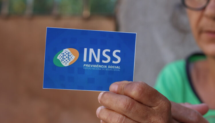 O processo de mudança na aposentadoria do INSS estava em andamento nos últimos meses, mas o Supremo Tribunal Federal (STF) decidiu adiar o julgamento da Ação Direta de Inconstitucionalidade (ADI) 6.309. Essa ação questiona as mudanças promovidas pela Reforma na aposentadoria especial do INSS. Continue lendo, a seguir, e entenda o que pode mudar.