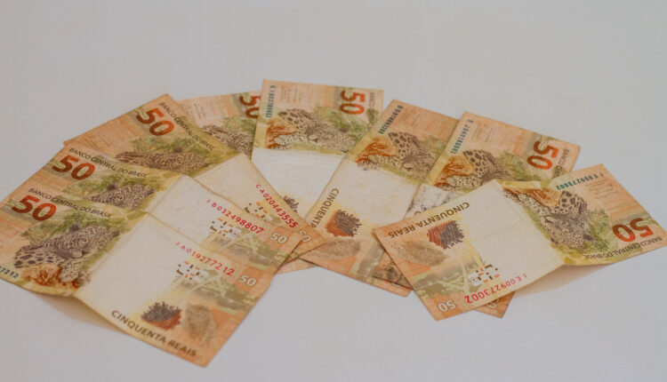 Trabalhadores recebem bônus de R$1 mil. Entenda