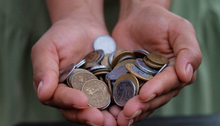 Uma simples moeda de 50 centavos, à primeira vista, pode esconder um tesouro inesperado. Antes de simplesmente gastar suas moedas, pode ser que valha a pena dar uma examinada mais minuciosa. Quem sabe, no seu próprio bolso, você também possa encontrar uma pequena fortuna à espera de ser descoberta. Acompanhe a leitura abaixo e saiba mais detalhes sobre as moedas valiosas que você sequer desconfia que existam.