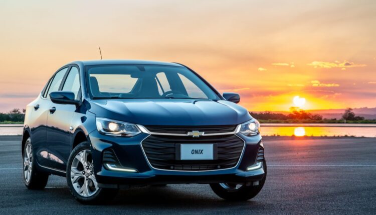 A evolução dos carros mais vendidos nos últimos 20 anos reflete não apenas as preferências do consumidor brasileiro, onde alguns modelos e marcas de automóveis permaneceram no lugar mais alto do pódio por décadas como os queridinhos em vendas no país, mas também as mudanças na indústria automotiva do Brasil. Confira, logo abaixo, os campeões de vendas desde 2003.