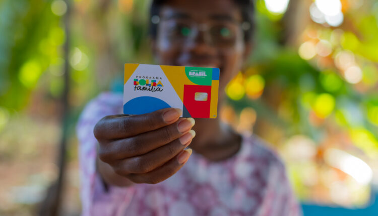 Em uma ação de impacto positivo para os brasileiros, a Caixa Econômica Federal (CEF) está reforçando o programa Bolsa Família em outubro. O objetivo é auxiliar mais de 20 milhões de famílias que enfrentam desafios financeiros. As informações sugerem que os beneficiários do programa terão a oportunidade de receber um auxílio que pode chegar a até R$ 1.000 mensais. Saiba mais detalhes logo abaixo.
