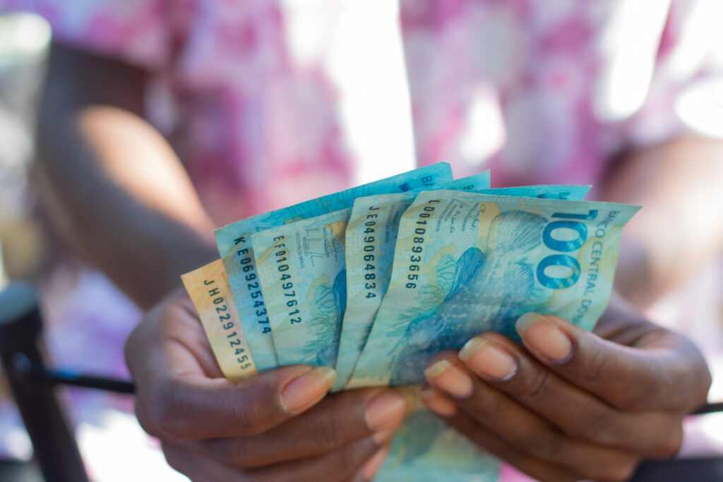 A cada novo ano que se aproxima, os brasileiros mantém a expectativa de um considerável reajuste no salário mínimo do país. O valor, enfim, já foi definido. No entanto, já se tem conhecimento de que haverá modificações e estas se refletirão não apenas no salário pago aos trabalhadores com registro formal em suas carteiras mas até mesmo em benefícios da previdência, entre outros. Saiba mais detalhes, a seguir.