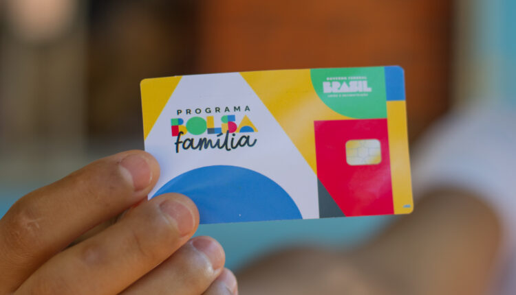 Com apenas mais 3 meses de benefícios para receber até o final de 2023, os grupos familiares que recebem o auxílio financeiro do programa Bolsa Família seguem com uma dúvida frequente que, normalmente, é cercada de especulações: o 13º. Afinal, os beneficiários têm direito ao valor adicional? Continue lendo, a seguir, e entenda mais detalhes sobre esta questão.