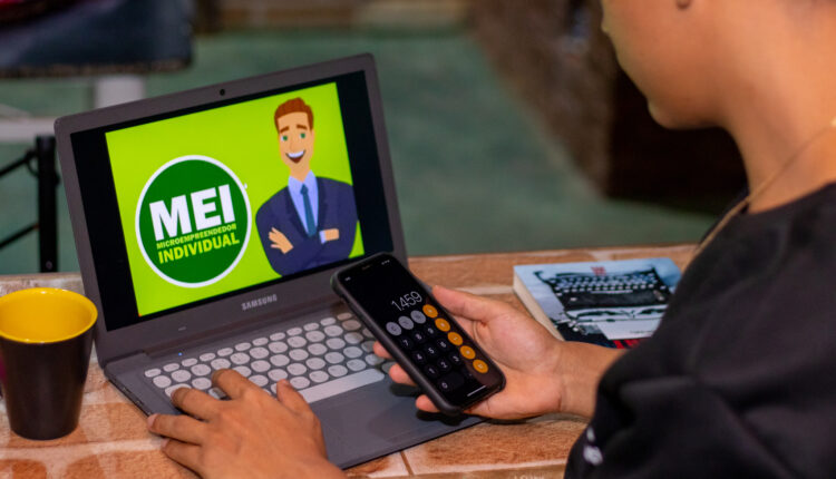 Em reunião do Comitê Técnico MEI do Fórum Permanente das Microempresas e Empresas de Pequeno Porte (FPMPE), foi aprovada uma iniciativa que deve criar uma nova faixa de tributação exclusiva para os Microempreendedores Individuais (MEIs) com faturamento anual entre R$ 81 mil e R$ 144,9 mil. Saiba, logo abaixo, as vantagens que os empresários desta modalidade poderão ter com a mudança.