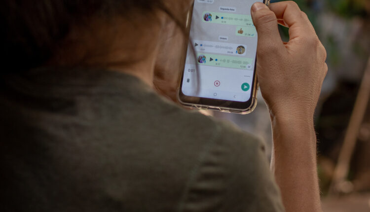 A plataforma de mensagens WhatsApp anunciou nesta quinta-feira (19) que finalmente irá liberar o recurso para que usuários tenham duas contas em um mesmo aparelho. Até agora, este tipo de função só estava presente em versões modificadas do aplicativo da Meta, o que trazia fortes riscos à segurança dos dados de usuários, já que os apps não possuíam fontes de origem confiável. A seguir, aprenda como ativar o recurso em seu aparelho.