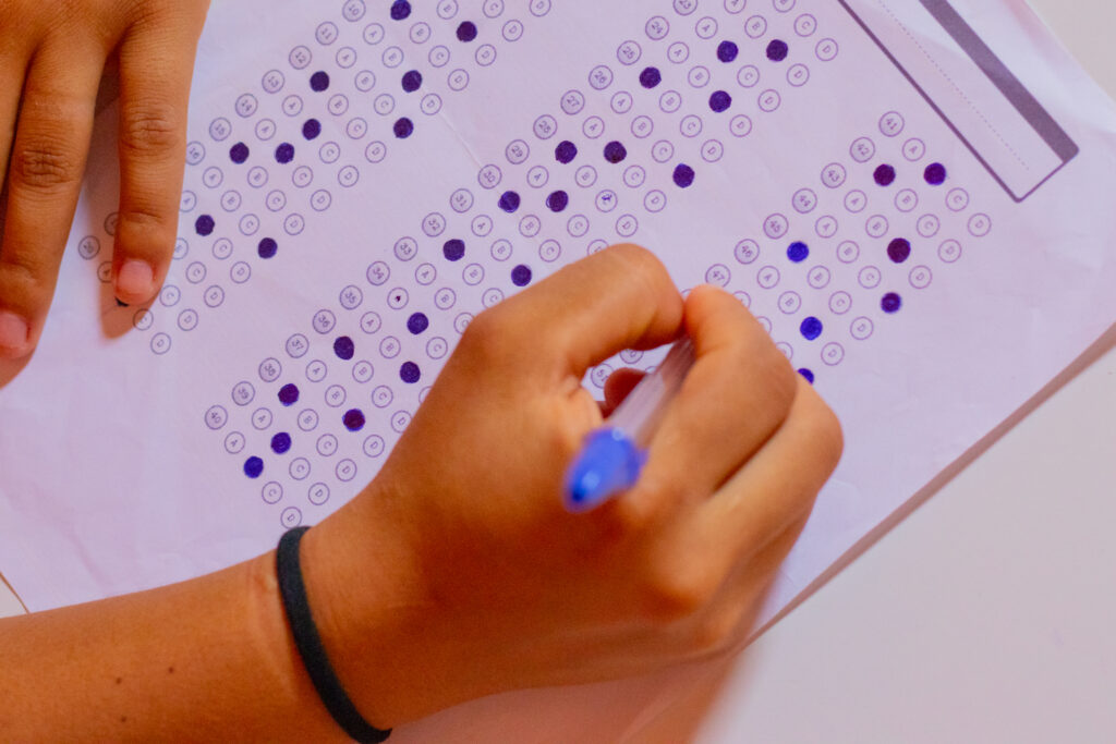 As tão aguardadas (e temidas) provas do Exame Nacional do Ensino Médio (Enem), enfim, acontecem no próximo domingo (5). Esta semana será decisiva para muitos estudantes que se prepararam o ano todo para os exames, no entanto, existes orientações indispensáveis para quem deseja realizar as avaliações de forma tranquila e sem surpresas. Confira na leitura a seguir, as principais dicas, quanto a horário de chegada e dias das provas.