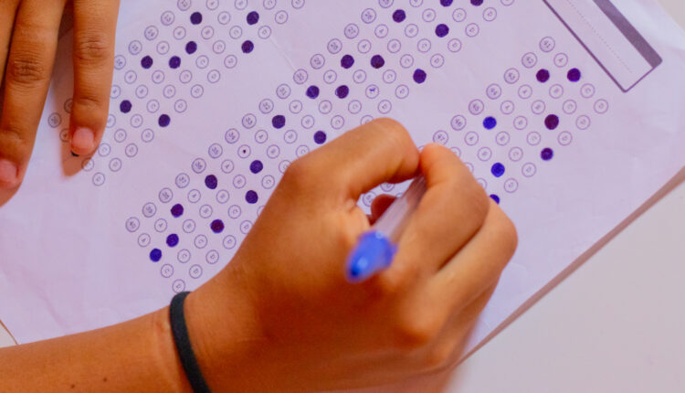 As tão aguardadas (e temidas) provas do Exame Nacional do Ensino Médio (Enem), enfim, acontecem no próximo domingo (5). Esta semana será decisiva para muitos estudantes que se prepararam o ano todo para os exames, no entanto, existes orientações indispensáveis para quem deseja realizar as avaliações de forma tranquila e sem surpresas. Confira na leitura a seguir, as principais dicas, quanto a horário de chegada e dias das provas.