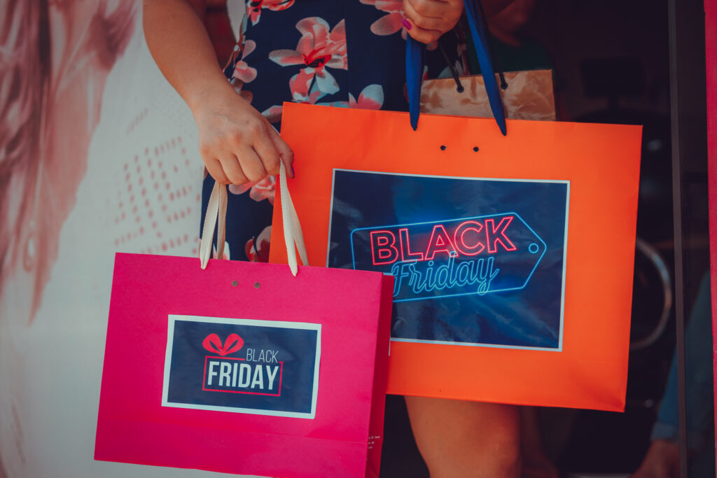 Outubro, enfim, termina nesta terça-feira (21), e com a chegada de novembro é inevitável que os brasileiros adeptos de compras com preços atrativos já pensam na famosa Black Friday. No entanto, este período onde há uma verdadeira febre por compras pede uma cautela especial para não acabar pagando muito mais por um produto que era para, de fato, estar em oferta. Siga a leitura abaixo e confira as cinco dicas para economizar neste período.