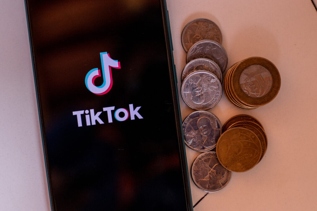 Funcionária do TikTok revela dicas para monetizar vídeos na plataforma.