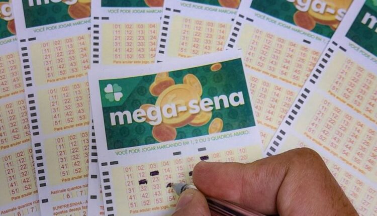 Todo o brasileiro que acredita um pouco na sorte já se imaginou ganhando o grande prêmio da Mega-Sena, se tornando um milionário da noite para o dia. No entanto, quando deixamos os sonhos de lado e lidamos com as chances matemáticas, a realidade se torna um pouco diferente do que se imaginava. Confira a seguir, quais são as verdadeiras chances para se acertar a quadra, a quina ou os seis números da modalidade lotérica.