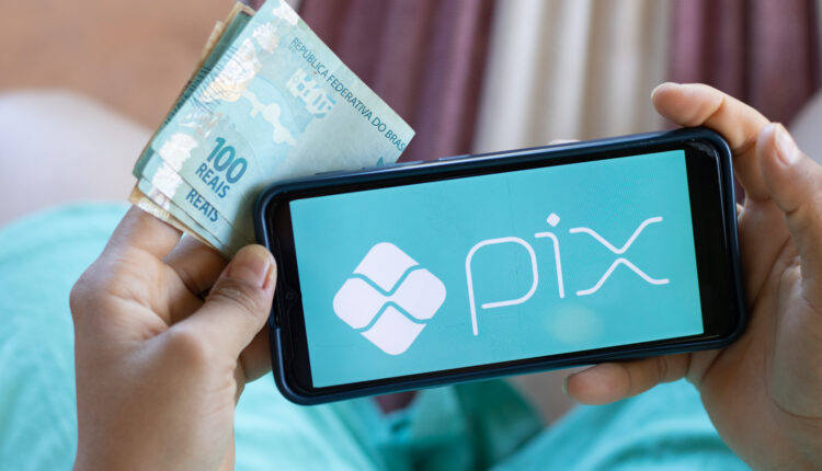Previsto para ser implementado em 2024, um novo recurso do Pix, a modalidade de transação financeira mais utilizada no país desde sua criação pelo Banco Central, promete facilitar ainda mais a vida dos brasileiros que evitam ao máximo utilizar o já conhecido método do débito automático tradicional. Continue a leitura e saiba mais informações sobre o que está por vir.