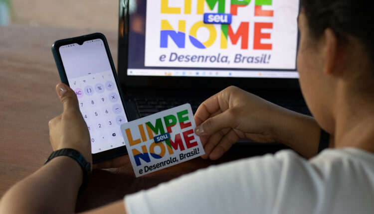 Em sua nova fase, o programa Desenrola Brasil vai permitir a renegociação de dívidas de pessoas com renda de até dois salários mínimos ou inscritas no Cadastro Único (CadÚnico) que tenham dívidas de até R$ 5 mil. Os interessados poderão obter descontos e pagar suas dívidas à vista ou em até 60 meses, com juros de até 1,99% ao mês. O programa estará em vigor até o final deste ano. Saiba mais detalhes sobre como participar, a seguir.