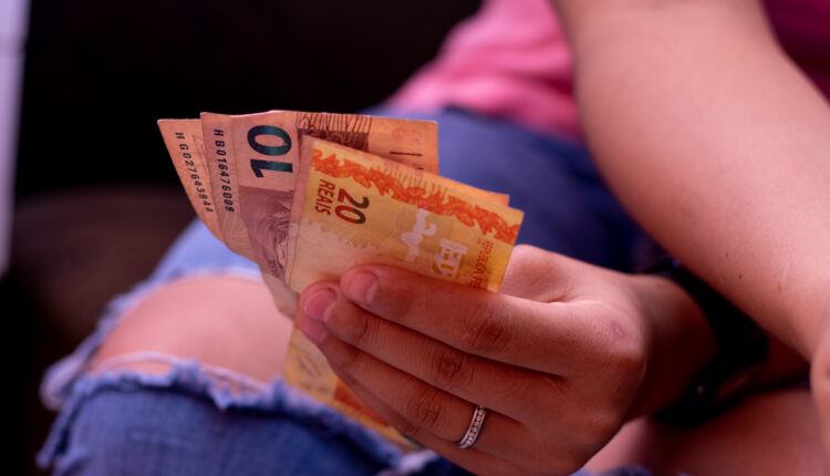 O mês de outubro já está entrando em sua segunda semana, e os beneficiários do programa de transferência de renda Bolsa Família se preparam para receber os repasses deste mês. Beneficiando mais de 20 milhões de famílias em todo o país, o penúltimo mês do ano conta com um pagamento extra para grande parte dos contemplados pelo auxílio social. Saiba mais detalhes sobre datas e quem terá direito ao adicional, logo abaixo.