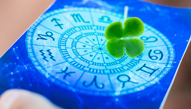 O fim de mais um ano se aproxima e muitas pessoas aproveitam o momento para refletir sobre escolhas e situações específicas de diversas áreas de suas vidas. Quando se fala em finanças, a astrologia mostra que o momento atual pede um olhar para o futuro com confiança e determinação, deixando para trás os obstáculos que impediam o crescimento financeiro. E para quatro signos em especial, os astros têm conselhos diretos para mudar seu panorama financeiro. Saiba mais detalhes abaixo.
