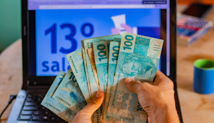Antecipar o 13º salário pode ser uma alternativa valiosa para atender a necessidades financeiras imediatas de muitas pessoas, seja para brasileiros que buscam quitar dívidas acumuladas ou aqueles que tem pressa em custear algum projeto, pessoal ou profissional, mas que não possuem condições financeiras para arcar com tais gastos. No entanto, ao solicitar este tipo de modalidade, especialistas recomendam cautela. Continue a leitura, logo abaixo, e saiba a melhor maneira de solicitar a antecipação, assim como os prós e os contras deste recurso.