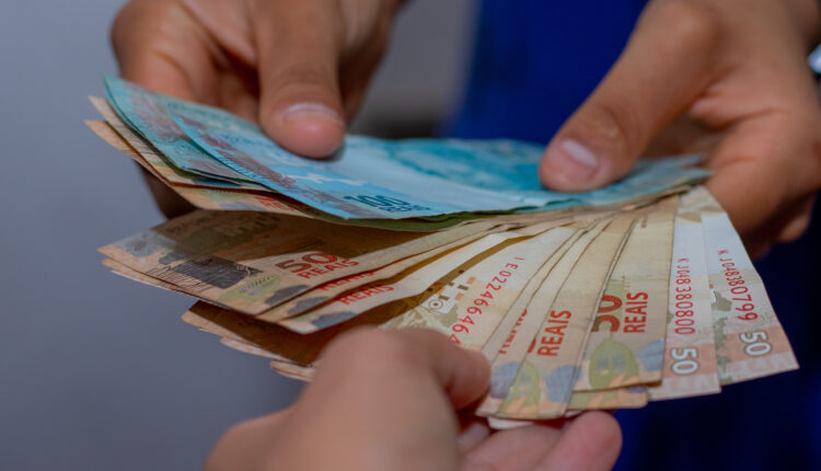 O governo de um estado da região Centro-Oeste anunciou uma medida que promete impactar muitos cidadãos. Beneficiários selecionados para receber um novo benefício de transferência de renda estadual já estão recebendo a ótima notícia por meio de mensagens SMS. Esse benefício consiste em cartões contendo valores de até R$ 300. Continue lendo para saber quem está elegível e quais são os requisitos para receber esse auxílio.