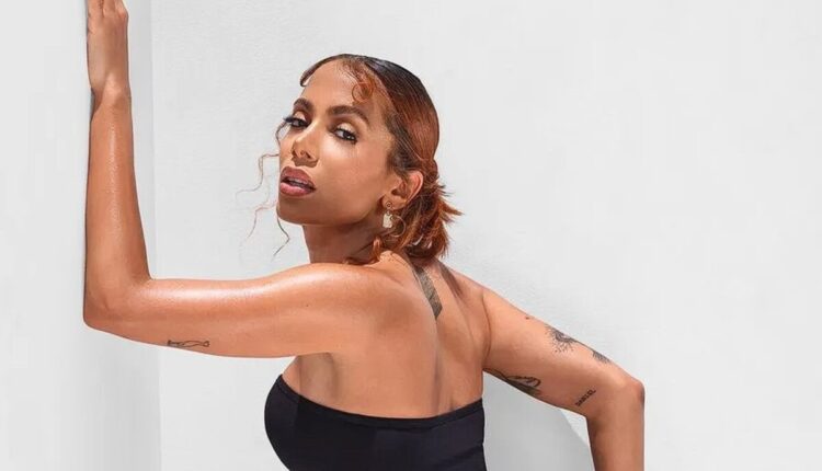 Em 2022, a cantora Anitta já havia desfilado (e cantado) em um desfile de lançamento de uma coleção da grife de Rihanna. No último domingo, a marca da estrela de Barbados divulgou, em seu perfil oficial, uma nova campanha em que a cantora brasileira é a embaixadora. Continue lendo, a seguir, para saber mais detalhes e conferir uma prévia das fotos para lá de ousadas da poderosa.
