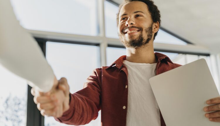 A cada final de ano, o mercado de trabalho no Brasil se aquece, trazendo uma variedade significativa de oportunidades de emprego de regime temporário e estágio disponíveis em diversas áreas. As vagas temporárias oferecem aos candidatos a chance de ingressar no mercado profissional ou adquirir experiência em suas respectivas áreas de interesse, além de garantir uma renda extra. A seguir, confira a lista de oportunidades abertas para os dois últimos meses de 2023.