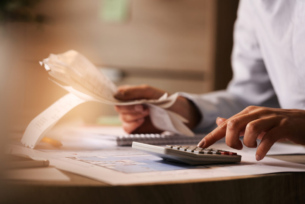 O recebimento do 13º salário é um direito fundamental dos trabalhadores brasileiros, com regras claras tanto para o seu cálculo quanto para seu pagamento. Seja você empregado ou empregador, deve estar cientes de suas obrigações e direitos em relação a esse importante benefício. Na leitura a seguir, aprenda a maneira correta de se calcular a sua remuneração extra de final de ano.