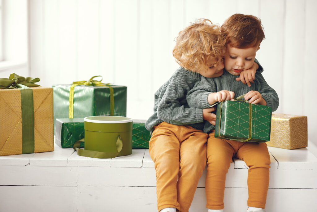 Com o Dia das Crianças cada vez mais próximo, é inevitável pensar nas compras dos presentes para os pequenos. Porém, se o objetivo é comprar brinquedos, as notícias não são tão animadoras, após uma recente vistoria do Procon-RJ em algumas lojas especializadas, onde foi constatado o aumento abusivo no preço de muitos produtos disponíveis. A seguir, saiba mais detalhes sobre a pesquisa e confira as dicas para fazer a melhor e mais econômica compra para o dia 12 de outubro.