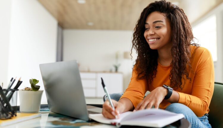 Para driblar a greve, a Universidade de São Paulo (USP), que atualmente é líder no ranking das melhores universidades federais brasileiras, está oferecendo dezenas de cursos de nível técnico totalmente gratuitos e à distância para aqueles que desejem se profissionalizar ou fazer um upgrade em seus currículos. Continue a leitura e conheça algumas dessas oportunidades, logo abaixo.
