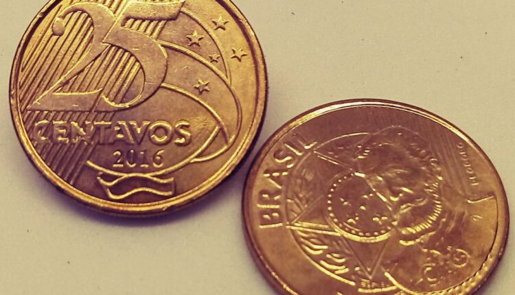 Até pouco tempo atrás, muitos olhavam para as moedas guardadas em porta-níqueis ou em cofrinhos empoeirados como meros trocos, que provavelmente perderiam o valor com o tempo. No entanto, a realidade atual é completamente o oposto e uma simples moeda pode valer milhares de reais e fazer uma grande diferença no seu bolso. Siga a leitura, abaixo, e conheça o valor de uma moedinha de apenas 25 centavos.